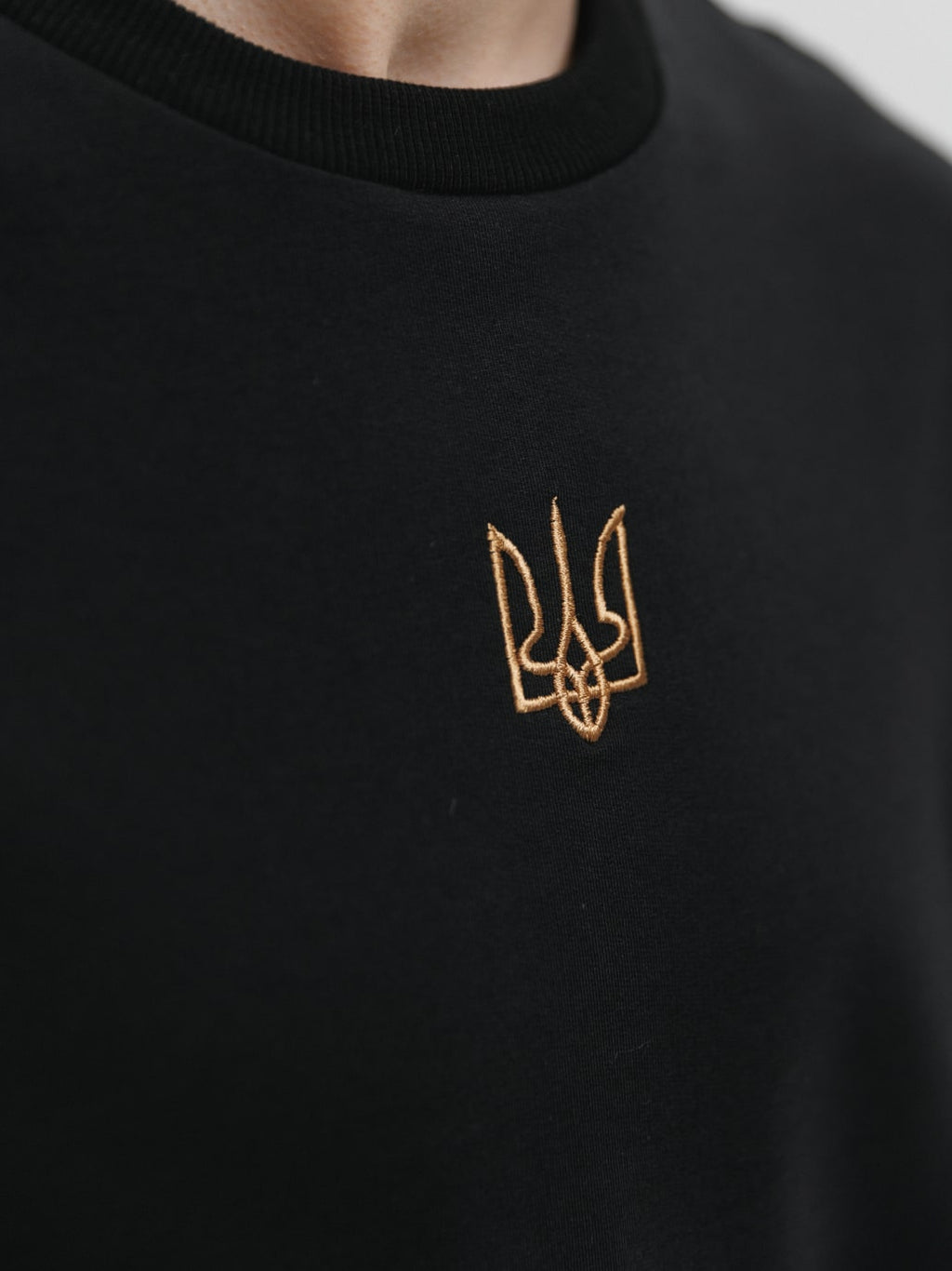 Футболка чоловіча чорна з вишитим тризубом