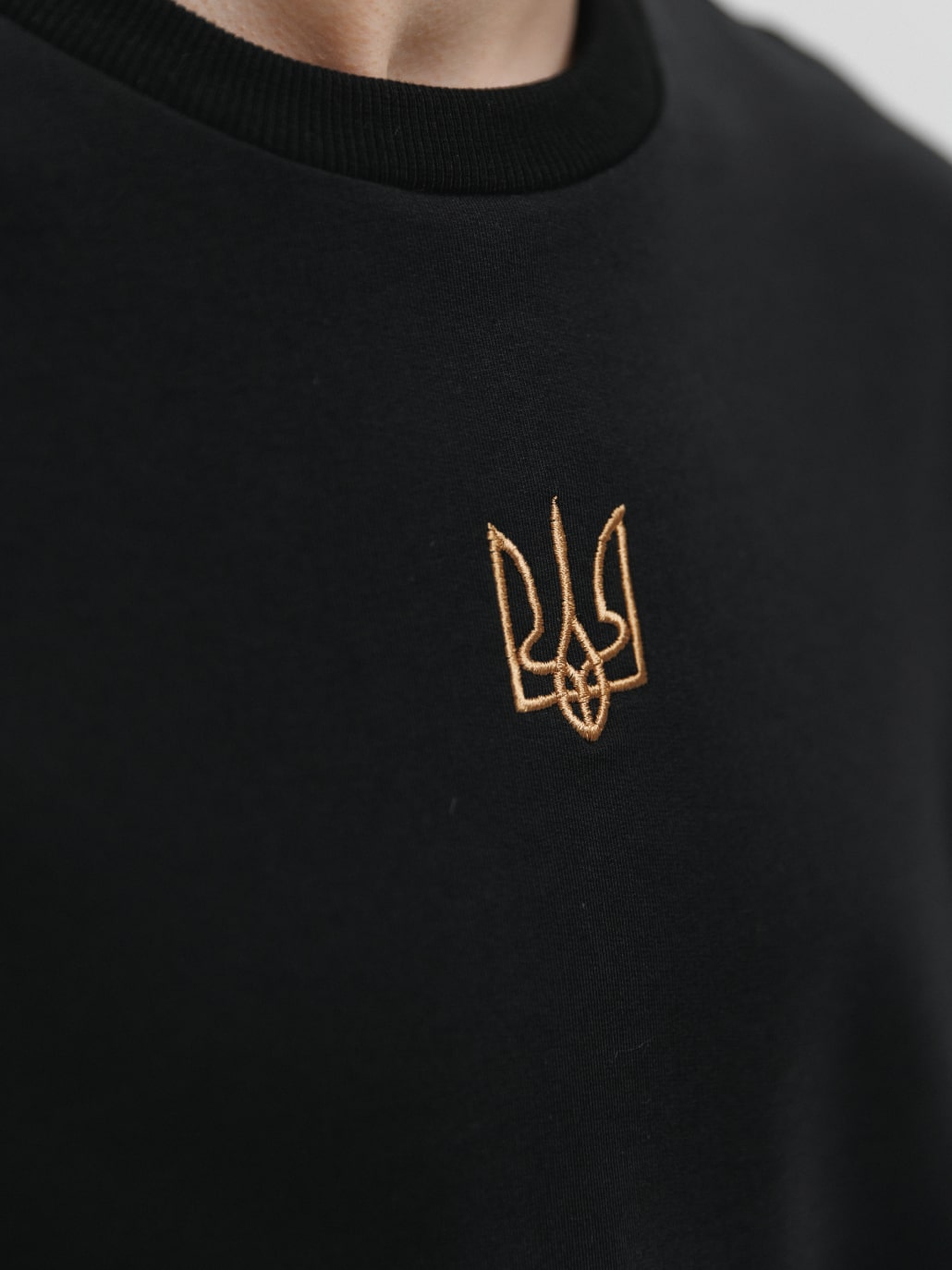 Футболка чоловіча чорна з вишитим тризубом