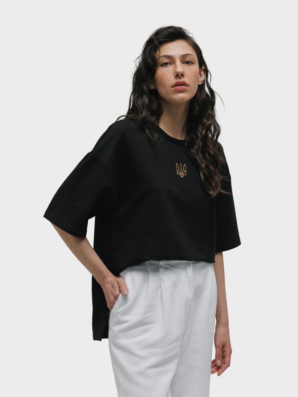 Футболка жіноча чорна з вишитим тризубом