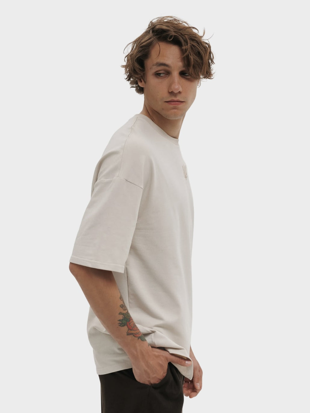 Футболка чоловіча бежева з вишитим тризубом