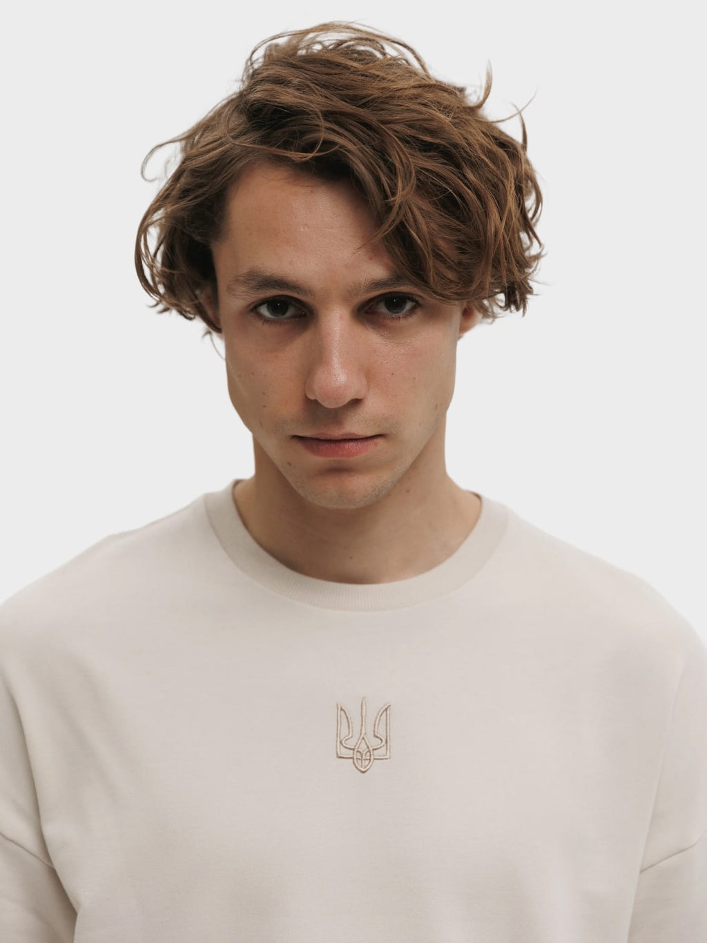 Футболка чоловіча бежева з вишитим тризубом