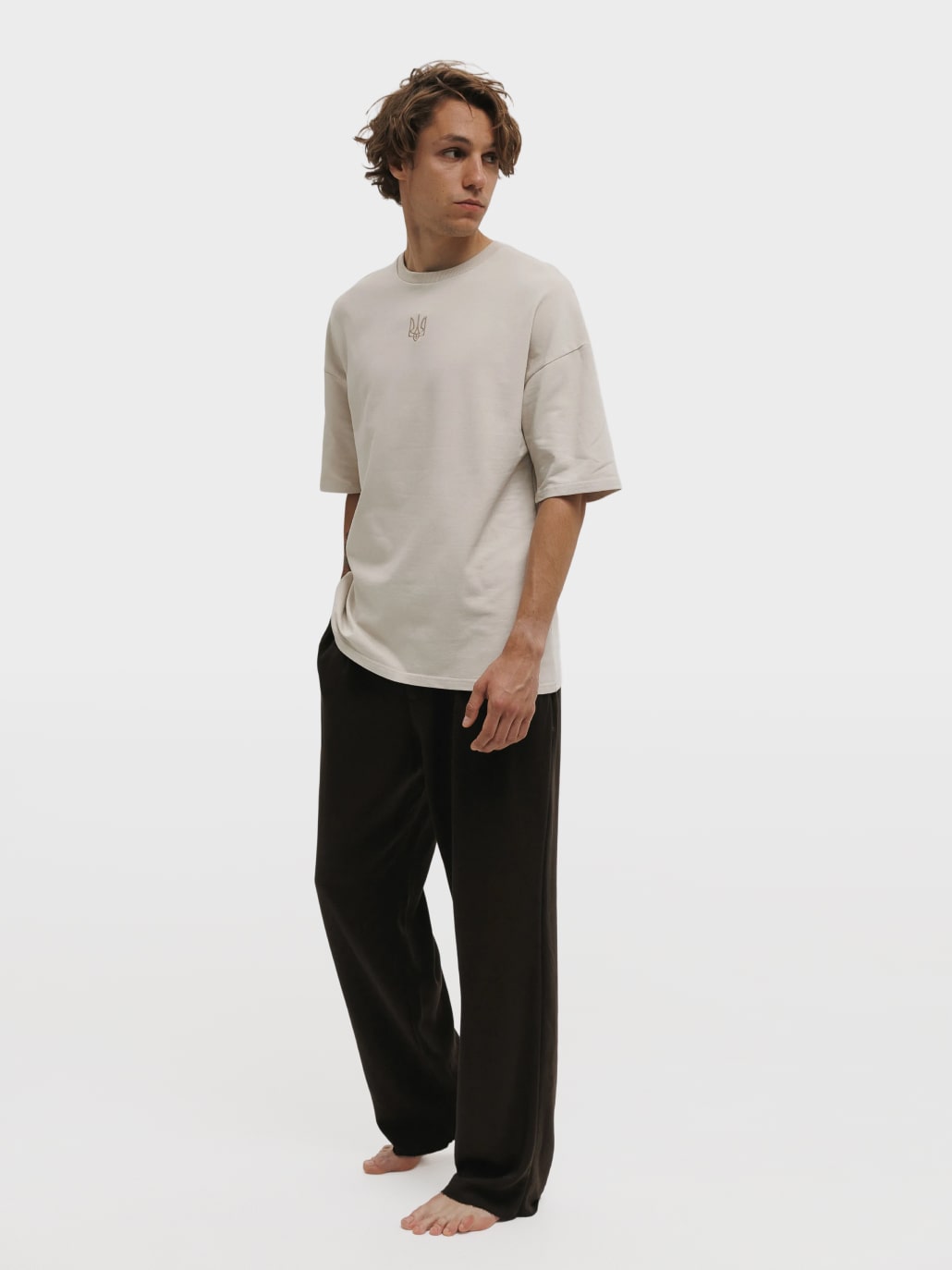 Футболка чоловіча бежева з вишитим тризубом