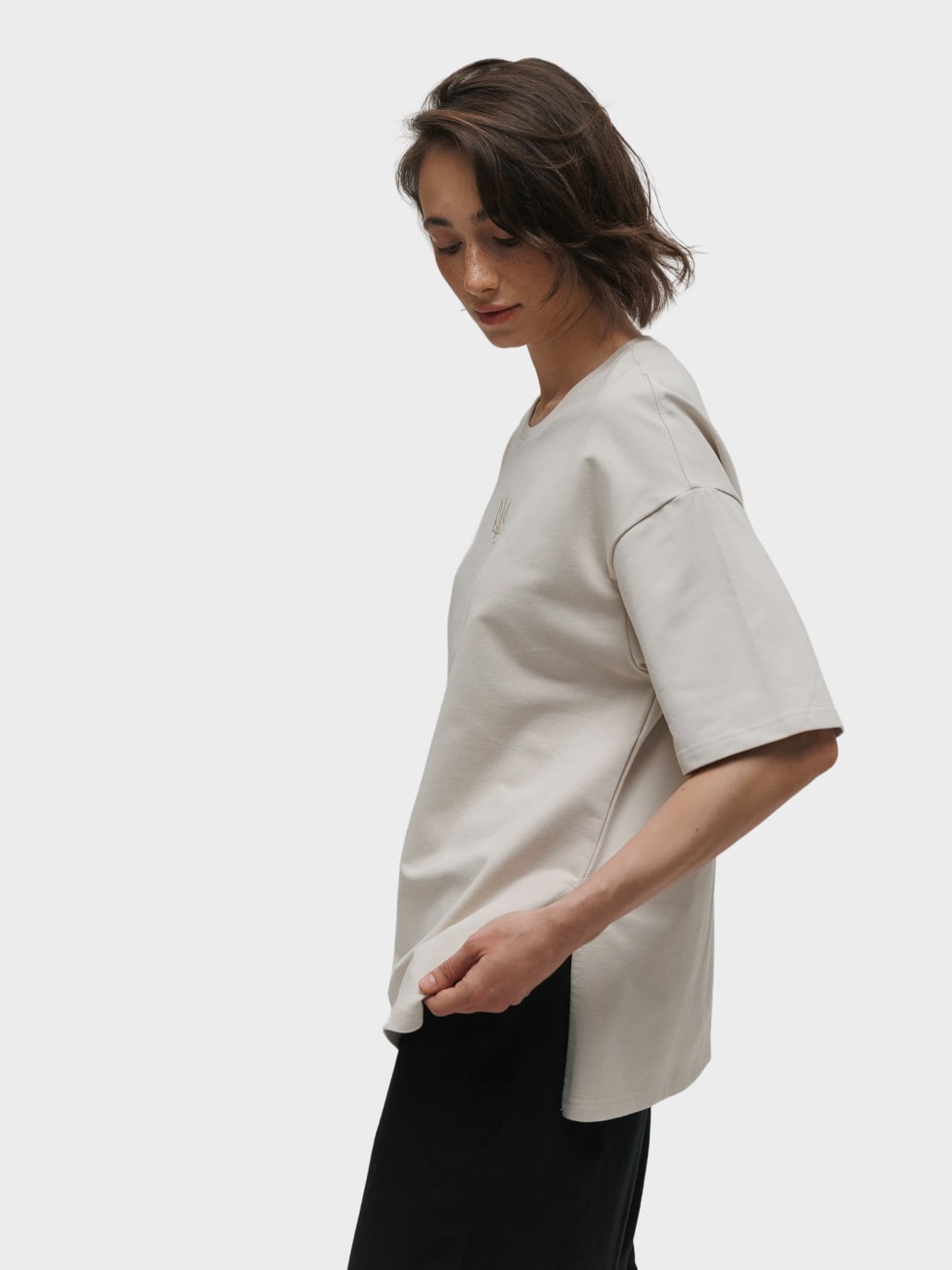 Футболка жіноча бежева з вишитим тризубом